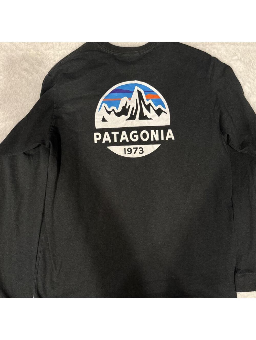 Patagonia Men's Black and Grey Shirt